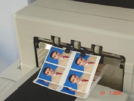 Fotoğraflar baskısı yapılmış, yıkanmış ve kurutulmuş olarak makineden çıkarılışı